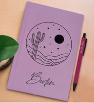 BK Gift Kişiye Özel İsimli Lila Sert Kapaklı Defter ve Tükenmez Kalem Seti, Arkadaşa Hediye, Yeni İş Hediyesi, Doğum Günü Hediyesi (Model 2)