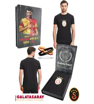 Galatasaray Orijinal Lisanslı Arma T-Shirt + Bileklik Set Hediyelik Ahşap Kutulu (Siyah)