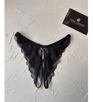 Lisa Dantelli Özel Bölgesi Açık Arkası Tül ve Açık Kalp Aksesuarlı Fantezi String (Limited) (Siyah)