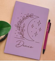 BK Gift Kişiye Özel İsimli Lila Sert Kapaklı Defter ve Tükenmez Kalem Seti, Arkadaşa Hediye, Yeni İş Hediyesi, Doğum Günü Hediyesi (Model 5)