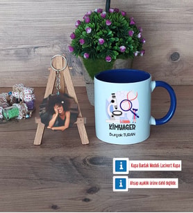 Kimyager Kupa Bardak Beyaz ve Fotoğraflı Ahşap Anahtarlık Hediye (Model 3)