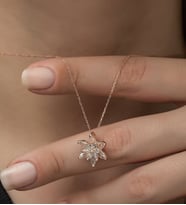 925 Ayar Gümüş Taşlı Lotus Çiçeği Kadın Kolye (Beyaz)