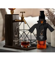 BK Gift Kişiye Özel Kabartma İsimli Musluklu Doğal Ahşap İçki Standı ve Siyah İçki Şişesi Tişörtü Hediye Seti, Home Bar, Viski Çeşmesi, Ahşap İçecek Çeşmesi (Model 9)