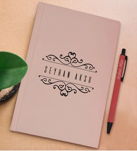 BK Gift Kişiye Özel İsimli Pudra Pembesi Sert Kapaklı Defter ve Tükenmez Kalem Seti, Arkadaşa Hediye, Yeni İş Hediyesi, Doğum Günü Hediyesi (Model 19)