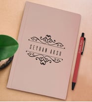 BK Gift Kişiye Özel İsimli Pudra Pembesi Sert Kapaklı Defter ve Tükenmez Kalem Seti, Arkadaşa Hediye, Yeni İş Hediyesi, Doğum Günü Hediyesi (Model 19)