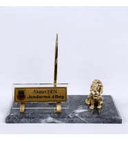 ASLAN TEMALI GÜMÜŞ VE ALTIN BİBLO VİP SET MASA İSİMLİK HEDİYELİK OFİS MASA İSİMİLĞİ (Siyah-Gri)