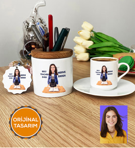 Kişiye Özel Karikatürlü Sınıf Öğretmeni Hediye Seti Türk Kahvesi Fincanı, Kalemlik, Anahtarlık Kadın Sınıf Öğretmenine Öğretmenler Günü Hediyesi (Beyaz)