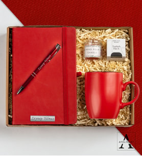 Kişiye Özel Defterli Hediye Seti- Çizgili Defter- Tükenmez Kalem- Seramik Kupa- Teashop Müslin Çay- Mum - Özel Tasarım Hediye Kutusu (Kırmızı)