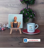 Kadın Yüzme Antrenörü Fotoğraflı Dekoratif Taş, Ahşap Altlıklı Türk Kahvesi Fincanı Hediye (Model 3)