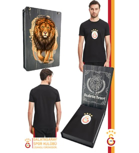 Galatasaray Orijinal Lisanslı Arma T-Shirt Gs Aslan Baskılı Hediyelik Ahşap Kutulu (Siyah)