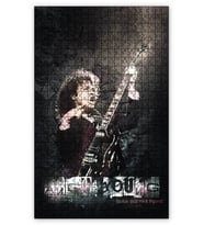 Cakapuzzle Angus Young Efsanevi Gitar İlahı Puzzle Yapboz MDF (Ahşap) (500 Parça)