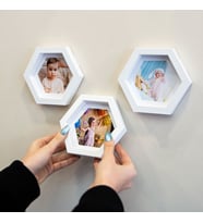Yapışkanlı Sök Tak Küçük Altıgen Fotoğraf Çerçevesi - 3'lü Paket (Beyaz)