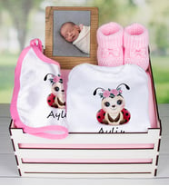 eJOYA Ahşap Sandıkta Kişiye Özel Zıbın Önlük Fotoğraf Çerçevesi Ve Patik Bebek Hediye Seti 109399 (Model 2)