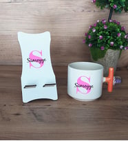 Baş Harf İsim Yazılı Hediye Sepeti Kupa Bardak T Kulplu ve Ahşap Telefon Standı Anneye Ablaya Arkadaşa Kız Kardeşe Sevgiliye Hediye (Model 7)