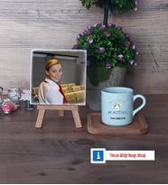 Hostes Fotoğraflı Dekoratif Taş, Ahşap Altlıklı Türk Kahvesi Fincanı Hediye (Model 1)