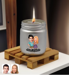 BK Gift Kişiye Özel DTF Sevgili Karikatürlü Renkli Cam Kavanozda Kokulu Mum-1(13 Renk Seçeneği), Sevgiliye Hediye, Doğum Günü Hediyesi (Gümüş)