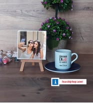 Kız Kardeş Fotoğraflı Dekoratif Taş, Ahşap Altlıklı Türk Kahvesi Fincanı Hediye (Model 4)