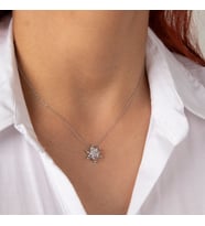Gümüş Beyaz Taşlı Minimal Lotus Çiçeği Kolye (Gümüş)