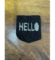 10X8 CM ÜTÜ İLE YAPIŞAN HELLO YAZILI ARMA CEP APLİKE DİKİŞ AKSESUARI (Siyah)