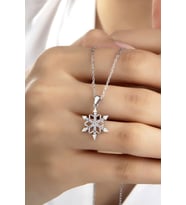 Kadın Orjinal 925 Ayar Gümüş Zirkon Taşlı Kartanesi Model Kolye (Gümüş)