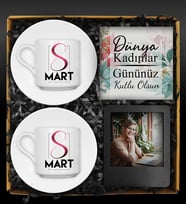 8 Mart Dünya Kadınlar Gününe Özel İkili Fincan & Kişiye Özel Fotoğraf Çerçevesi & Özel Tasarım Kart Hediye Seti (Kırmızı)