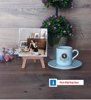 Baş Harf ve İsim Soyisim Fotoğraflı Dekoratif Taş, Ahşap Altlıklı Türk Kahvesi Fincanı Hediye (Model 2)