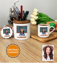 Kişiye Özel Karikatürlü İngilizce Öğretmeni Hediye Seti Türk Kahvesi Fincanı, Kalemlik, Anahtarlık Kadın İngilizce Öğretmenine Öğretmenler Günü Hediyesi (Ahşap)