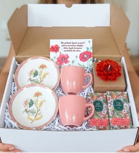 Pudra Kahve Fincanı , Lotus Mum , Kokulu Kolanyalı Mendil, Özel Tebrik Kartlı Kahve Sever HediyeSeti
