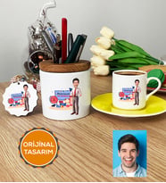 Kişiye Özel Karikatürlü İngilizce Öğretmeni Hediye Seti Türk Kahvesi Fincanı, Kalemlik, Anahtarlık Erkek İngilizce Öğretmenine Öğretmenler Günü Hediyesi (Sarı)