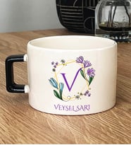 Kişiye Özel Çiçekli V Harfli Hediye Lüks Fincan İsim Soyisim Yazılı (Siyah)