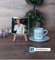 Komiser Yardımcısı Fotoğraflı Dekoratif Taş, Ahşap Altlıklı Türk Kahvesi Fincanı Hediye (Model 2)