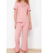 Tarz Rahat Kısa Kollu Boru Paça %100 Pamuklu Fırfır Detaylı Örme Pijama Takımı (Gül Kurusu)