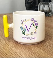 Kişiye Özel Çiçekli V Harfli Hediye T Kupa Bardak İsim Soyisim Yazılı (Sarı)