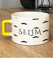 Kişiye Özel Bıyık Desenli İsim Yazılı Hediye Lüks Fincan Babaya Sevgiliye Hediye (Sarı)