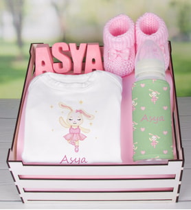 eJOYA Ahşap Sandıkta Kişiye Özel Zıbın Biberon Taş İsimlik Ve Patik Bebek Hediye Seti 109507 (Pembe)