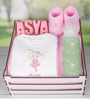 eJOYA Ahşap Sandıkta Kişiye Özel Zıbın Biberon Taş İsimlik Ve Patik Bebek Hediye Seti 109507 (Pembe)