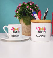 Biyoloji Mühendisi Türk Kahvesi Fincanı Ahşap Altlıklı ve Kalemlik (Model 2)