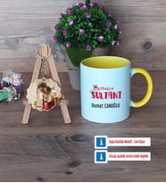 Mutfağın Sultanı Anneye Hediye Kupa Bardak Beyaz ve Fotoğraflı Ahşap Anahtarlık Hediye (Model 7)