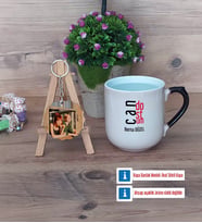 Arkadaşa Hediye Kupa Bardak Beyaz ve Fotoğraflı Ahşap Anahtarlık Hediye (Model 10)