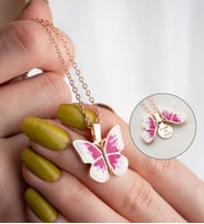 14 Ayar Rose Kaplama Açılan İsimli Kelebek Kolye (Pembe)