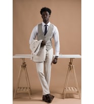 Carutte Slimfit Sivri Yaka Çift Pileli Dokulu Kumaş Yelek Kombinli Takım Elbise (Krem)