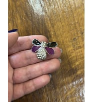 RENKLİ ZİRKON TAŞLI ARI BROŞ YAKA İĞNESİ GİYİM TÜRBAN AKSESUARI 3X2 CM (Mor)