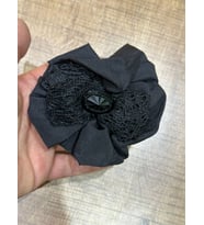 9 CM PÜSKÜLLÜ TOMURCUK TAŞLI EL YAPIMI BROŞ YAKA İĞNESİ TÜRBAN İĞNESİ (Siyah)