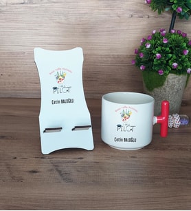 Pilot Hediye Sepeti Kupa Bardak T Kulplu ve Ahşap Telefon Standı Pilota  Hediye (Model 1)
