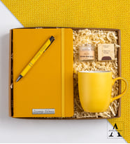 Kişiye Özel Defterli Hediye Seti- Çizgili Defter- Tükenmez Kalem- Seramik Kupa- Teashop Müslin Çay- Mum (Sarı)