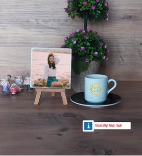 Gold Baş Harf Fotoğraflı Dekoratif Taş, Ahşap Altlıklı Türk Kahvesi Fincanı Hediye (Model 7)