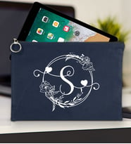 BK Gift Kişiye Özel Harfli Tablet Çantası 30x21cm(12 Renk Seçeneği), Ipad Çantası, Baskılı Tablet Kılıfı (Lacivert)