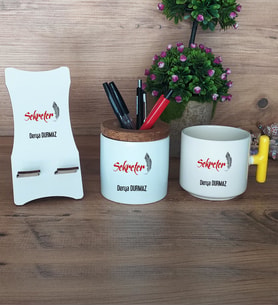 Kişiye Özel Sekreter Hediye Sepeti Kupa Bardak T Kulplu, Kalemlik ve Ahşap Telefon Standı Sekretere Hediye (Model 5)