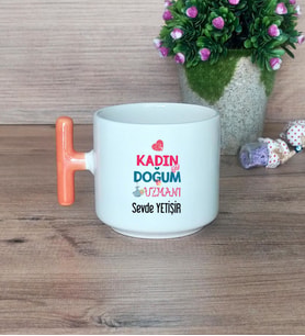 Kadın Doğum Uzmanı Hediye Sepeti Kupa Bardak T Kulplu, Kalemlik ve Ahşap Telefon Standı Tıp Bayramı Hediyesi (Model 7)