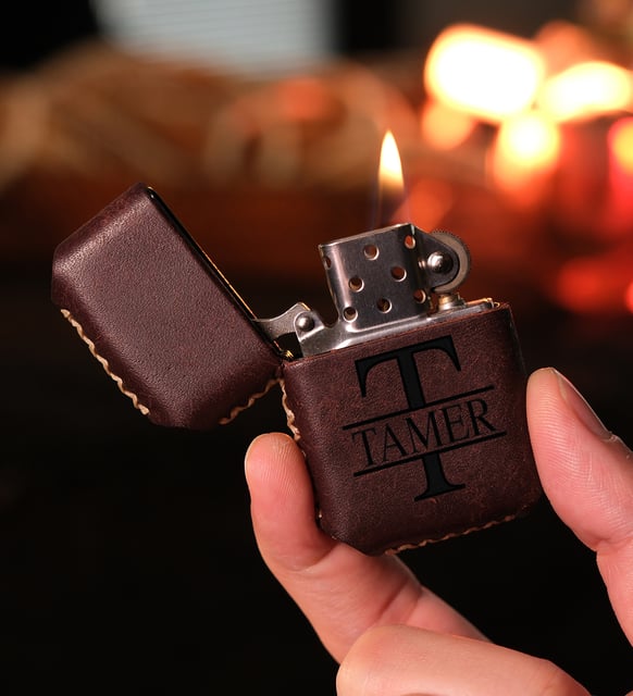 vagave Kişiye Özel Hakiki Doğal Deri Zippo Model Benzinli Çakmak Kahve Haki Hardal Mavi Suyeşili Taba Renk Seçenekleriyle Hediyelik Evcil Hayvan Baskılı Sevgiliye Anne Baba Kız Erkek Arkadaşa Dünya Kadınlar Günü Hediyesi (Kahverengi)